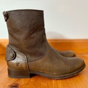 Frye Melissa Button Zip Short Boot | Size 7